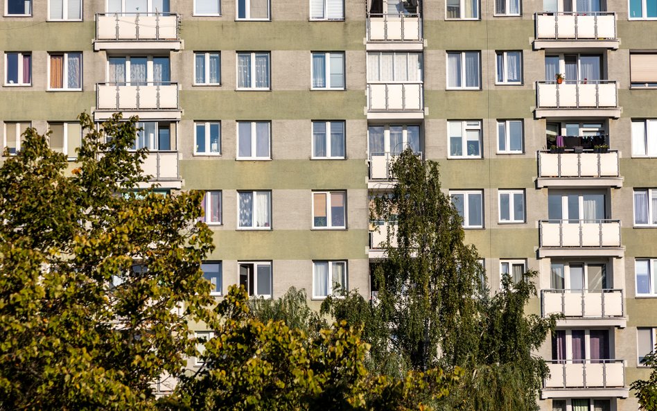 W Ciechanowie mieszkańcy bloków będą mogli skorzystać z dofinansowania na wymianę okien i drzwi