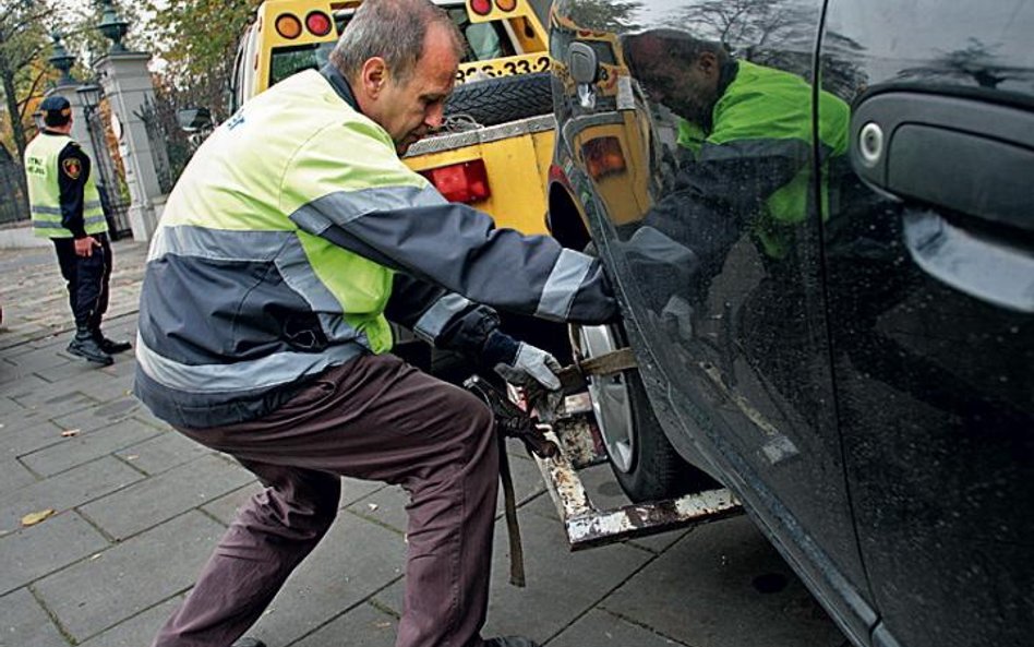 Holowanie samochodu. Na specjalne parkingi trafiają z ulic nie tylko auta źle zaparkowane, ale też p