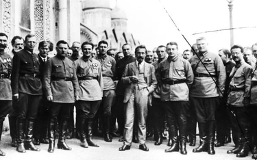 Oficerowie Armii Czerwonej na Kremlu, 1926 r. W środku Aleksiej Rykow, premier ZSRR, obok niego z pr