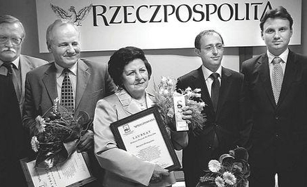 W środku laureatka Krystyna Domagalska; z lewej strony Andrzej Kurowski, wyróżniony w konkursie, ora