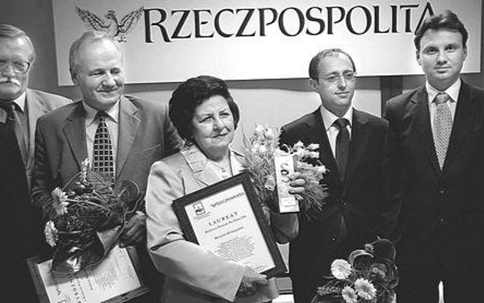 W środku laureatka Krystyna Domagalska; z lewej strony Andrzej Kurowski, wyróżniony w konkursie, ora