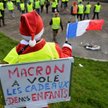 Przedstawiciel "żółtych kamizelek" z napisem "Macron ukradł prezenty naszym dzieciom"