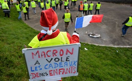 Przedstawiciel "żółtych kamizelek" z napisem "Macron ukradł prezenty naszym dzieciom"