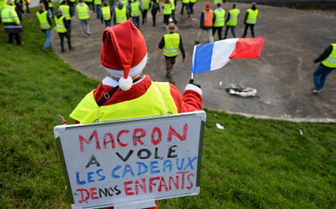 Przedstawiciel "żółtych kamizelek" z napisem "Macron ukradł prezenty naszym dzieciom"