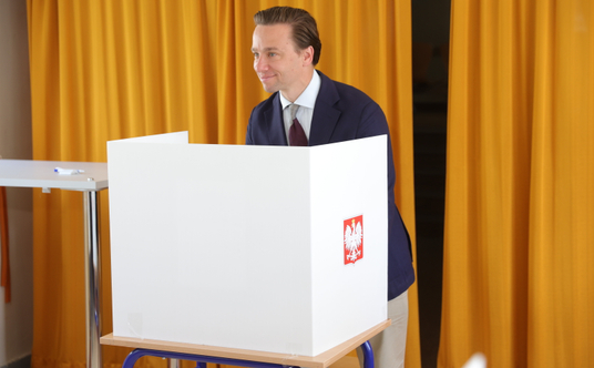 Auch der Bundestagsabgeordnete Krzysztof Bosak stimmte in Warschau ab