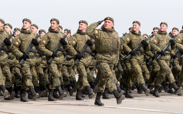 Poligon w Alabino pod Moskwą w zwartych szeregach żołnierze ćwiczą przed defiladą (zdjęcie z 2017 r.