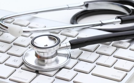 Pacjenci na całym świecie coraz częściej sięgają m.in. do ChatGPT, poszukując informacji o możliwośc