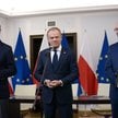 Przewodniczący Platformy Obywatelskiej Donald Tusk (C), prezes Polskiego Stronnictwa Ludowego Władys