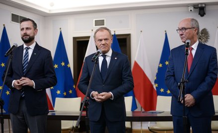 Przewodniczący Platformy Obywatelskiej Donald Tusk (C), prezes Polskiego Stronnictwa Ludowego Władys