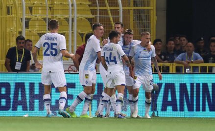 Piłkarze Dynama Kijów cieszą się z gola
