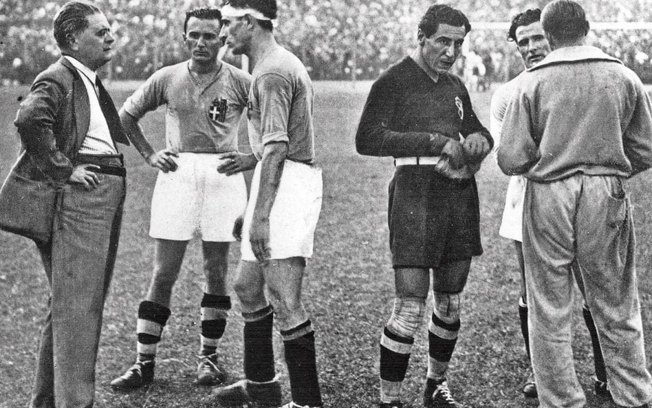 Reprezentacja Włoch podczas finałowego meczu z Czechosłowacją. Trener Vittorio Pozzo był przesądny i