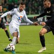 Pedro Tiba w walce o piłkę z Januszem Golem
