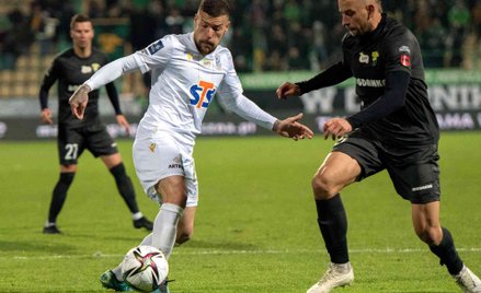 Pedro Tiba w walce o piłkę z Januszem Golem