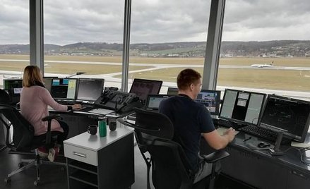 Jakie zarobki osiągają kontrolerzy ruchu lotniczego?