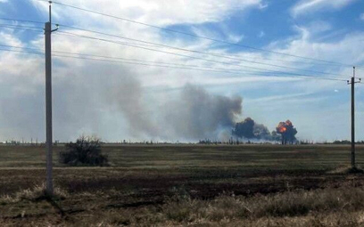 Kłęby dymu nad lotniskiem wojskowym Saki na Krymie