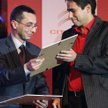 Maciej Kuciel (z prawej) w 2009 r. otrzymał wraz z Szymonem Jadczakiem z TVN nagrodę Grand Press w k
