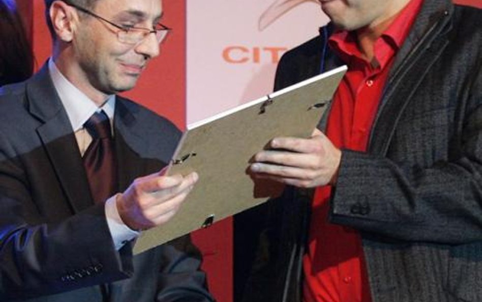 Maciej Kuciel (z prawej) w 2009 r. otrzymał wraz z Szymonem Jadczakiem z TVN nagrodę Grand Press w k