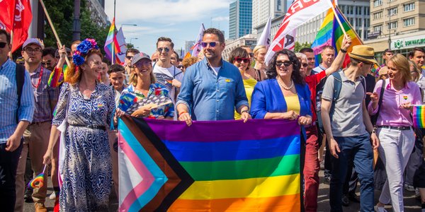 Czy Warszawa uzna małżeństwa jednopłciowe? Urzędnicy czekają z zmianę w przepisach