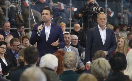 Przewodniczący PO Donald Tusk  i prezydent Warszawy Rafał Trzaskowski podczas spotkania z mieszkańca