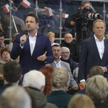 Przewodniczący PO Donald Tusk  i prezydent Warszawy Rafał Trzaskowski podczas spotkania z mieszkańca