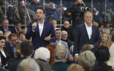 Przewodniczący PO Donald Tusk  i prezydent Warszawy Rafał Trzaskowski podczas spotkania z mieszkańca