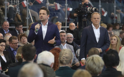 Przewodniczący PO Donald Tusk  i prezydent Warszawy Rafał Trzaskowski podczas spotkania z mieszkańca