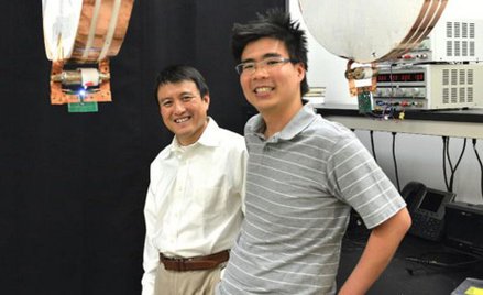 Prof. Shanhui Fan (z lewej) i uczeń Sid Assawaworrarit