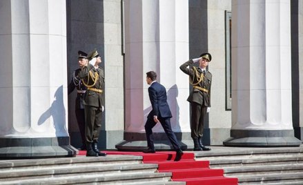Wszedł tak wysoko, że może już tylko spaść? Wołodymyr Zełenski w drodze na zaprzysiężenie w siedzibi