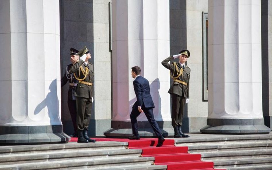 Wszedł tak wysoko, że może już tylko spaść? Wołodymyr Zełenski w drodze na zaprzysiężenie w siedzibi