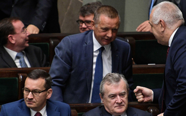 Marian Banaś jako minister finansów w 2019 roku, w otoczeniu członków rządu.