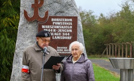 Powstańcy warszawscy Stanisław Wołczaski (L) i Helena Kamerska (P) podczas obchodów 80. rocznicy prz