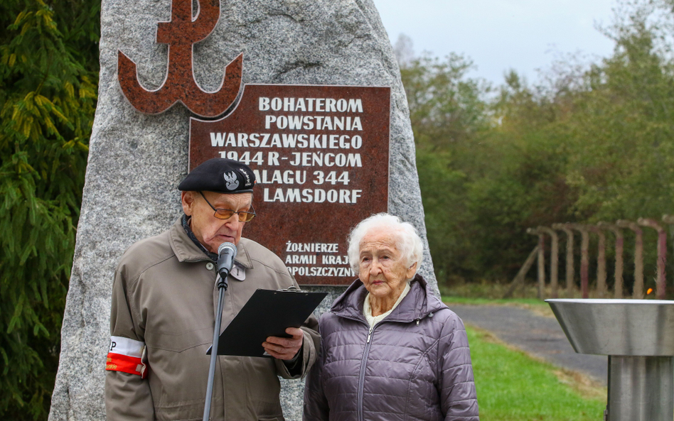Powstańcy warszawscy Stanisław Wołczaski (L) i Helena Kamerska (P) podczas obchodów 80. rocznicy prz