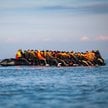 Grupa migrantów wyruszająca z północnej Francji przez kanał La Manche w kierunku Wielkiej Brytanii (