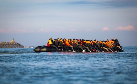 Grupa migrantów wyruszająca z północnej Francji przez kanał La Manche w kierunku Wielkiej Brytanii (