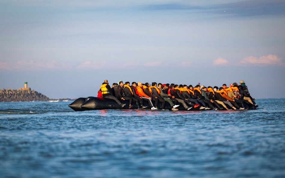 Grupa migrantów wyruszająca z północnej Francji przez kanał La Manche w kierunku Wielkiej Brytanii (