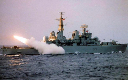HMS Bristol w latach swej świetności odpala przeciwlotniczy pocisk kierowany Sea Dart. Fot./Crown Co