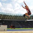 Markus Rehm skacze na stadionie olimpijskim w Berlinie