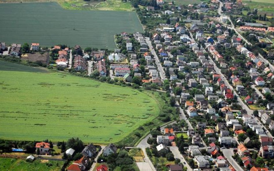 Pola w granicach miast są w wielu przypadkach nie do zabudowy. Inwestorzy liczą, że samorządy to zmi