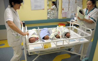 Na porodówkach tłok, coraz młodsze kobiety rodzą dzieci