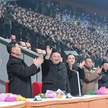 Kim Dzong Un (w centrum) w czasie noworocznego wiecu na stadionie w Pjongjangu