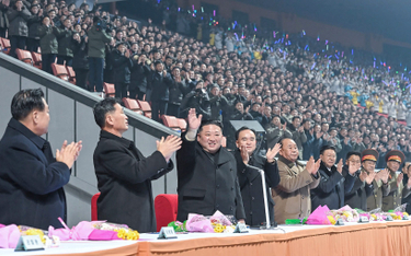 Kim Dzong Un (w centrum) w czasie noworocznego wiecu na stadionie w Pjongjangu