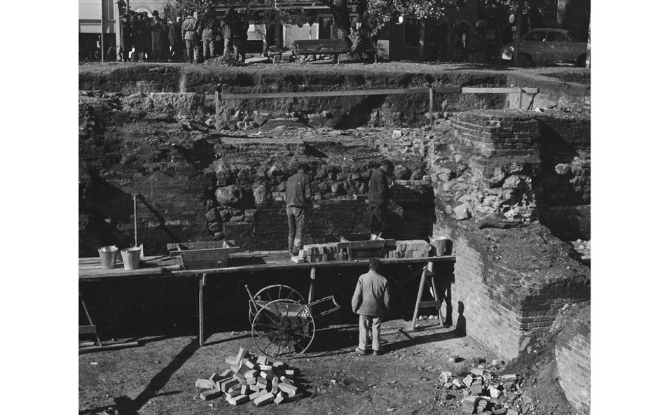 październik 1971 - Wznoszenie nowego muru na pozostałościach starego