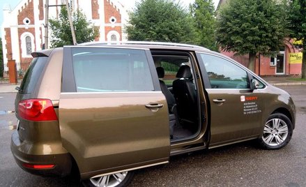 Przesuwane drzwi tylne mogą być otwierane elektrycznie