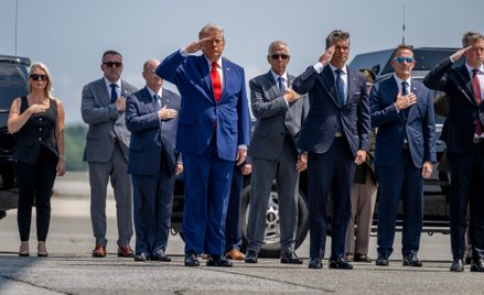 Karoline Leavitt, rzeczniczka prasowa Białego Domu, senator Chris Coons, demokrata z Delaware, prezy