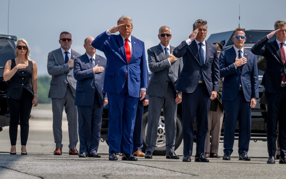 Karoline Leavitt, rzeczniczka prasowa Białego Domu, senator Chris Coons, demokrata z Delaware, prezy