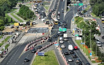 Organizacja ruchu w Alejach Jerozolimskich nad stropem budowanego tunelu znó ulegnie zmianie. Na zdj