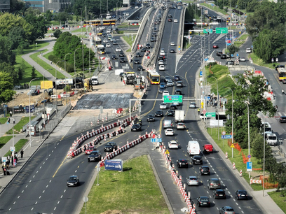 Strop tunelu pod zamkniętą jezdnią Alej Jerozolimskich został już zasypany