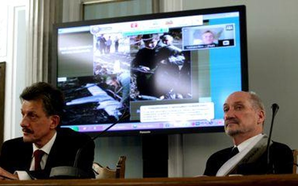 Posłowie PiS: Stanisław Piotrowicz i szef zespołu Antoni Macierewicz podczas posiedzenia parlamentar