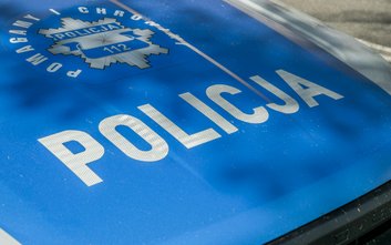 Funkcjonariusz, który kierował radiowozem nie miał uprawnień do prowadzenia pojazdów uprzywilejowany