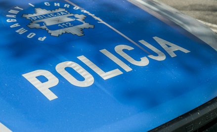 Funkcjonariusz, który kierował radiowozem nie miał uprawnień do prowadzenia pojazdów uprzywilejowany